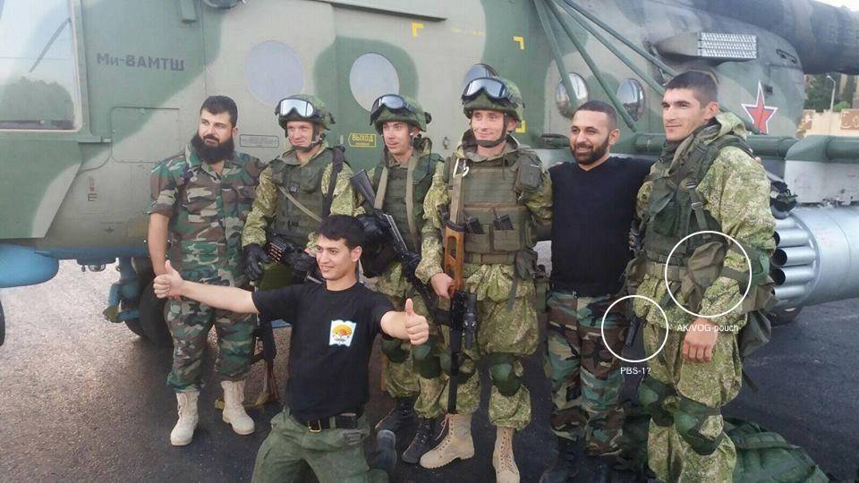 Venäläinen CSAR-partio kuvattuna Bassel al-Assadin lentoasemalla Mi-8AMTŠ-helikopterin edessä.