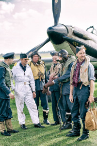 Battle of Britain 75 -ilmailunäytöksen re-enactment -harrastajia elävöittämässä tunnelmaa. Kuva: Jaakko Puuperä