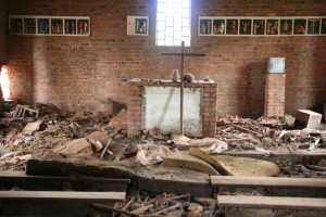 Ruandan kansanmurhassa tapettiin arviolta 500.000 - 1.000.000 tutsi-vähemmistöön kuuluvaa. Kuva Ntraman kirkon alttarilla, jossa tapettiin 5000 tutsia.