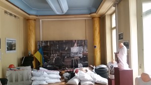 Open Dialog Foundationin tiloissa on Ukrainan taistelusta kertovia asetelmia