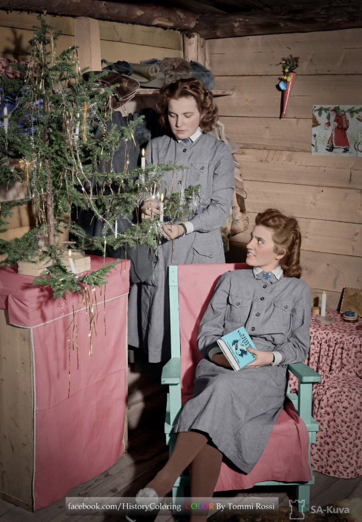 Joulukynttilät ovat sytytetyt, ja joululahjatkin saatu. Kuvassa kenttäsairaalalotat Annikki Valtari ja A.Lähtevänoja. Kaunis nurkkaus tyttärien korsussa.