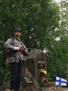 Venäläinen sotahistoriaharrastaja ja Suomen Sotilaan kanssa paljon yhteistyötä' tehnuyt Sergei suomalaisissa vetimissä kunniavartiossa Kuuterselän suomalaisella muistomerkillä. Suomen Sotilaan toimitusta kiellettiin järjestämästä paikalle suomalaista vartiota.