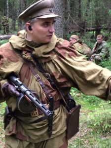 Voittamatonta puna-armeijaa. Harrastajilla oli varustus viimeisen päälle. Upseeri on saanut aseekseen peräti PPD:n, joka ei ole niitä yleisimpiä aseita keräilymarkkinoilla.