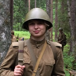 Pelottava puna-armeija. Harkitsimme jo upseeripartion voimin antautumista, mutta palasimme kuitenkin Suomeen. Puna-armeijaa mallanneessa ryhmässä oli kymmenkunta naistaistelijaa.