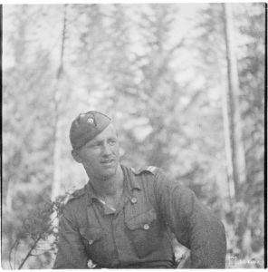 Panssaritykin ampuja, korpraali Veikko Leppäkoski on tuhonnut 6 panssarivaunua (3 ""Klimiä"" ja 3 ""Sotkaa"" (T 34) Kuuterselän taistelussa 12.6.1944, kertoo alkuperäinen Sa-kuvan teksti. Korpraali Veikko Leppäkoski , tässä jo alikersantti, kuului 8. Tykkikomppaniaan, ilmeisen kovaan joukkoon, jossa palveli myös Mannerheim-ristin ritari ja Revonkylässä tykkinsä viereen kaatunut Kauko Tuomala. SA-kuva