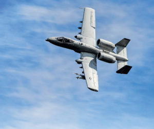 A-10 Thunderbolt II näyttää kykyjään Red Flag -sotaharjoituksessa Alaskassa kesällä 2014. Koneita on nähty viime aikoina turvallisuuspoliittisen tilanteen tiukennuttua myös Itämerellä. Tämä pahkasikanakin tunnettu suorastaan ikoninen rynnäkkökone – kylmänsodan Stuka tai ehkä paremminkin Sturmovik – on yksi konetyypeistä jonka F-35 -hankkeen pitäisi korvata. Maavoimien välittömään tulitukeen tarkoitetulla koneella on mittava ilmasta-maahan asekuorma ja se on vahvasti panssaroitu lähi-ilmatorjuntaa vastaan. A-10 ei sovellu laisinkaan ilmataisteluun, mutta päinvastoin kuin monitoimihävittäjät, se selviää vastustajan lähi-ilmatorjunnasta.