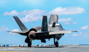 Merijalkaväen F-35B Lightning nousee maihinnousutukialus USS Waspin (LHD-1) kannelta toukokuussa 2015. F-35B:n pitäisi korvata Merijalkaväen ilma-aseen AV-8B Harrier, mahdollisesti F/A-18 Hornet sekä jo kovin vanha EA-68 Prowler. Paljon haastetta koneelle joka ei ole vieläkään valmis... tosin epäiltiinhän USA:n avaruusohjelmankin järkevyyttä aikanaan... F-35B pysyy nousemaan ilmaan myös pystysuoraan ilman nousukiitoa, mutta vain osittaisella polttoainemäärällä ja lähes olemattomalla asekuormalla.