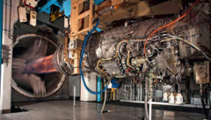 Kaikissa F-35 -malleissa käytetty Pratt & Whitney’s F135 -ohivirtausmoottori, joka on kehitetty F-22:n F119 -moottorin pohjalta. Kyseessä on maailman tehokkain hävittäjän mooottori. F-35:n myötä Yhdysvaltain puolustusministeriö luopui kahden kilpailevan moottoritoimittajan mallista peruuttamalla vaihtoehtoisen Rolls-Royce moottorin kehitysprojektin. Jotta F-35:n yksikköhinnat näyttäisivät paremmilta, ne eivät sisällä moottoria. Kuvassa voimanlähde testeissä.