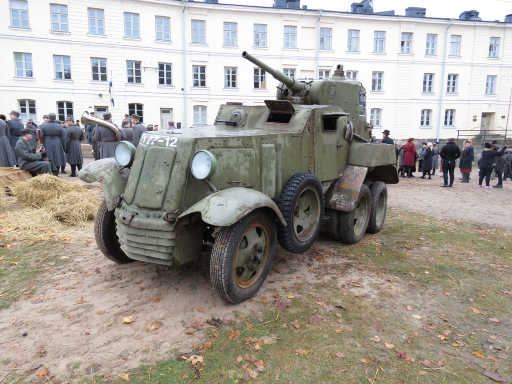 Panssarimuseon venäläisestä BA-10 –panssariautosta meinasi tulla todellinen Tuntemattoman sotilaan veteraani, se kun oli mukana jo Mollbergin versiossa. Nyt kuitenkin kone leikkasi kiinni harjoituksissa ja sangen harvinainen panssariauto seisoi syrjässä.