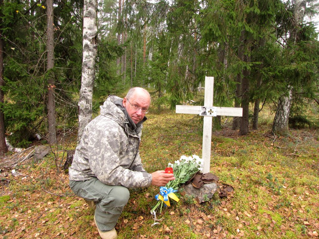 Alikersantti Kauko Tuomalan kaatumispaikalle on pystytetty toistakymmentä vuotta sitten suomalaisten harrastajien toimesta valkoinen risti, jossa on hänen kuvana sekä syntymä- ja kaatumispäivänsä. Suomen Sotilaan partio vei ristille kukkia ja sytytti kynttilän Tuomalan muistokseen. Hänet on haudattu Humppilaan.