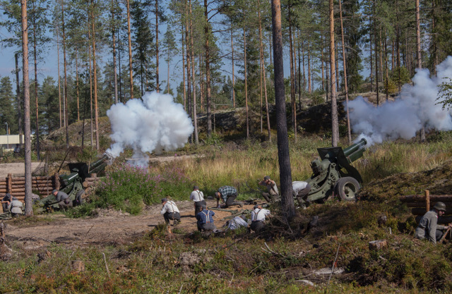 155H17 ampuu vuonna 2017 pidetyssä näytöksessä, jota Suomen Sotilaskin seurasi. Ensi kesänä on satavuotiaan Suomen kunniaksi luvassa koko patterin toimintanäytös! Kuva: Sirkka Ojala