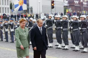 Presidentti Vladimir Putin tarkastaa kunniakomppanian valtiovierailunsa yhteydessä 3. syyskuuta 2001. (Kuva ITAR-TASS / Vladimir Rodionov, Sergei Velichkin )
