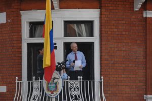 Julian Assange pakoilee pidätysmääräystä Ecuadorin suurlähetystössä, Lontoossa. Kuva: Snapperjack, CC-lisenssillä