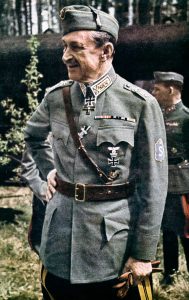 Suomen marsalkka saksalaisen tk-kuvaajan ottamassa harvinaisessa värikuvassa. Marsalkalla on Hitlerin vierailun johdosta Saksan korkeimmat kunniamerkit esillä asepuvussaan.