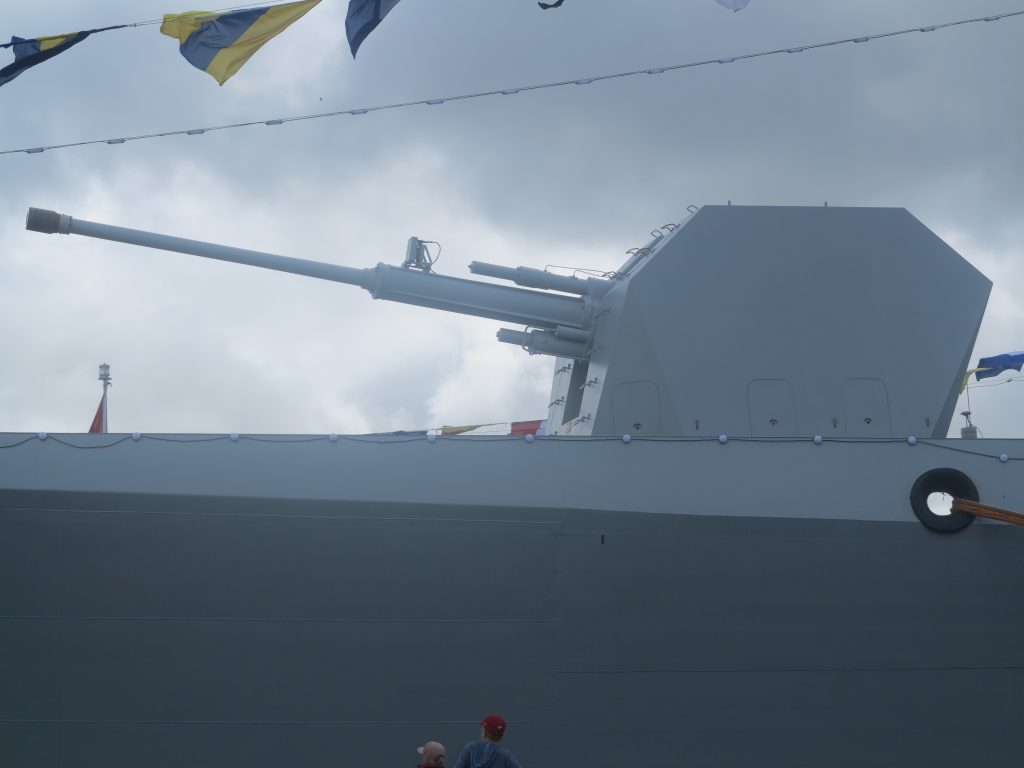 130 mm HPJ-45A laivatykki. Putken päällä näkyvä suorakulmio on lähtönepeustutkan antenni. Kuva Arto Ojanen