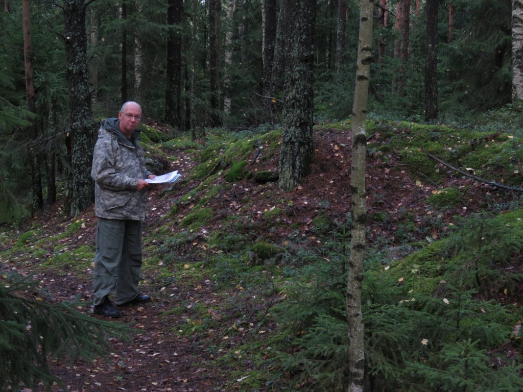 Tässä tuliasemassa Viipurin itäpuolella Tammisuolla toimi yksi Erillisen Panssarikomppanian BT-42 -rynnäkkötykki 20.6.1944. Vaunu numeroltaan 702 vetäytyi tulitoiminnan jälkeen taustalla olevaa rinnettä alaspäin, mutta juuttui ja oli jätettävä.