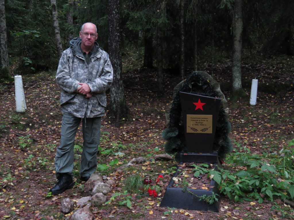 Puna-armeijalaisten hautoja löytyy yllättävistä paikoista, tämä keskellä metsää oleva on Tammisuolla ja siihen näyttäisi olevan haudattu sekä talvisodan lopulla 1940 että kesällä 1944 kaatuneita, erikoinen kombinaatio.