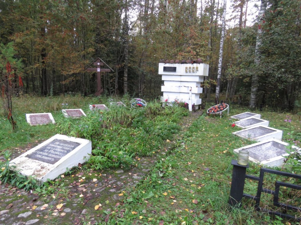 Vuosalmen pohjoisrannan taka-alueella Oravankytöön pohjoiseen menevän tien varrella on Puna-armeijan muistomerkki, joka hieman yllättäen liittyy vuoden 1941 taisteluihin, ei vuoteen 1944. Jälkimmäisiinkin taisteluihin liittyvä muistomerkki alueella on lähempänä Vuoksea, mutta se on hylätyn näköinen, ehkä vaikea saavutettavuutensa takia.