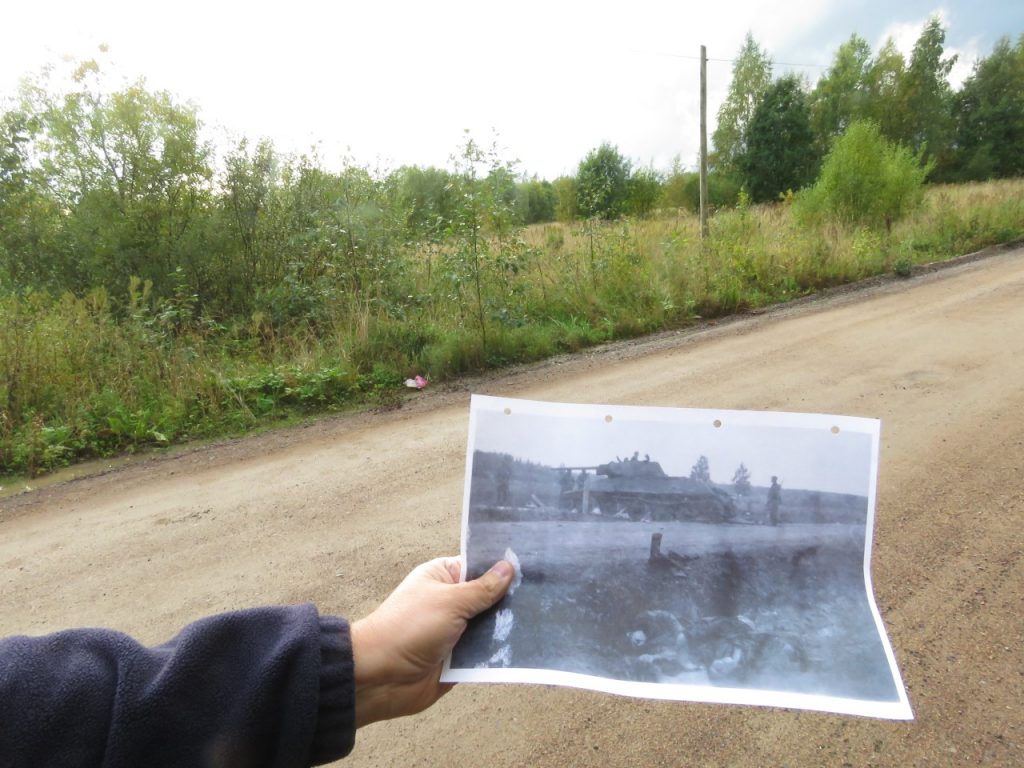 Räisälän ja Kaukolan välillä 10. Divisioonan JR 2 hyökkäsi elokuun puolessa välissä 1941 etelään ja törmäsi uunituorein T-34 -vaunuin varustettuun Puna-armeijan panssarikomppaniaan, jolle se ei ensin oikein voinut mitään. Kuvan vaunu kuitenkin saatiin tuhottua ja tuleen peräti 37 panssarintorjuntatykin laukauksella ja toinen vallattiin ja otettiin aikanaan omaan käyttöön. Tuhotusta vaunusta partiolla oli käytössään useita valokuvia ja hyviä kertomuksia, joiden perusteella tuhoutumispaikka pystyttiin paikantamaan melkoisella tarkkuudella tien laitaan.
