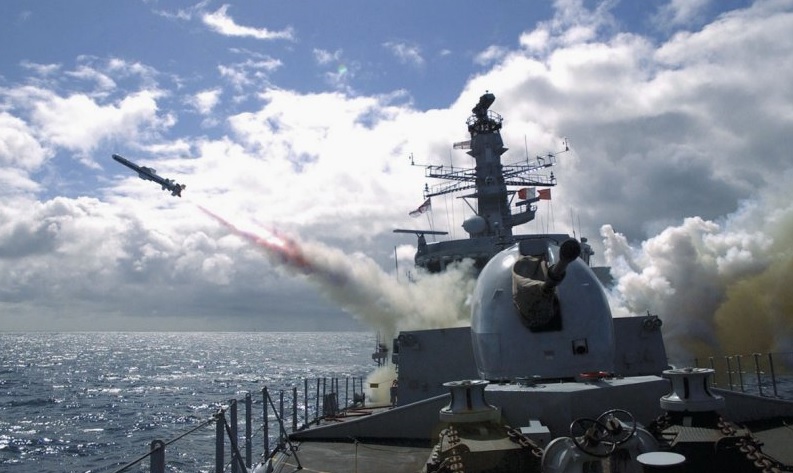 Boeing RGM-84D Harpoon Block 1C (GWS 60) -meritorjuntaohjuksen laukaisu Kuninkaallisen laivaston Tyyppi 23 fregatista F 231 HMS Argyll.
