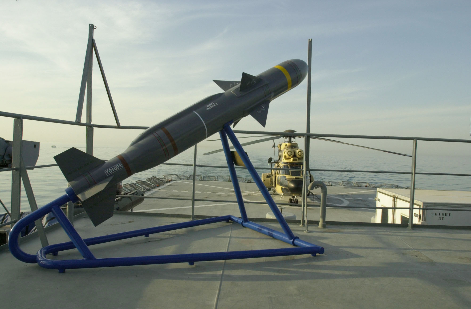 BAe Dynamics Sea Skua -meritorjuntaohjuksen koulutusmalli kuwaitilaisen P 5509 KNS Al-Dorrar -aluksen kannella harjoituksen aikana 2002.