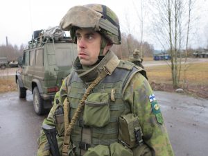 Hyökkäävän komppanian päällikkö kapteeni Jani Karlsson. Vasemmassa hihassa näkyy uusi Valmiusjoukkojen koulutushaaramerkki.