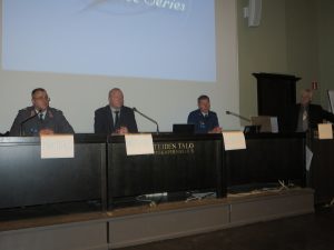 Seminaarin pääesiintyjät evl Janne Mäkitalo, Jyri Raitasalo sekä Tuukka Elonheimo. Oikealla puheenjohtaja kenraalimajuri evp Pertti Salminen